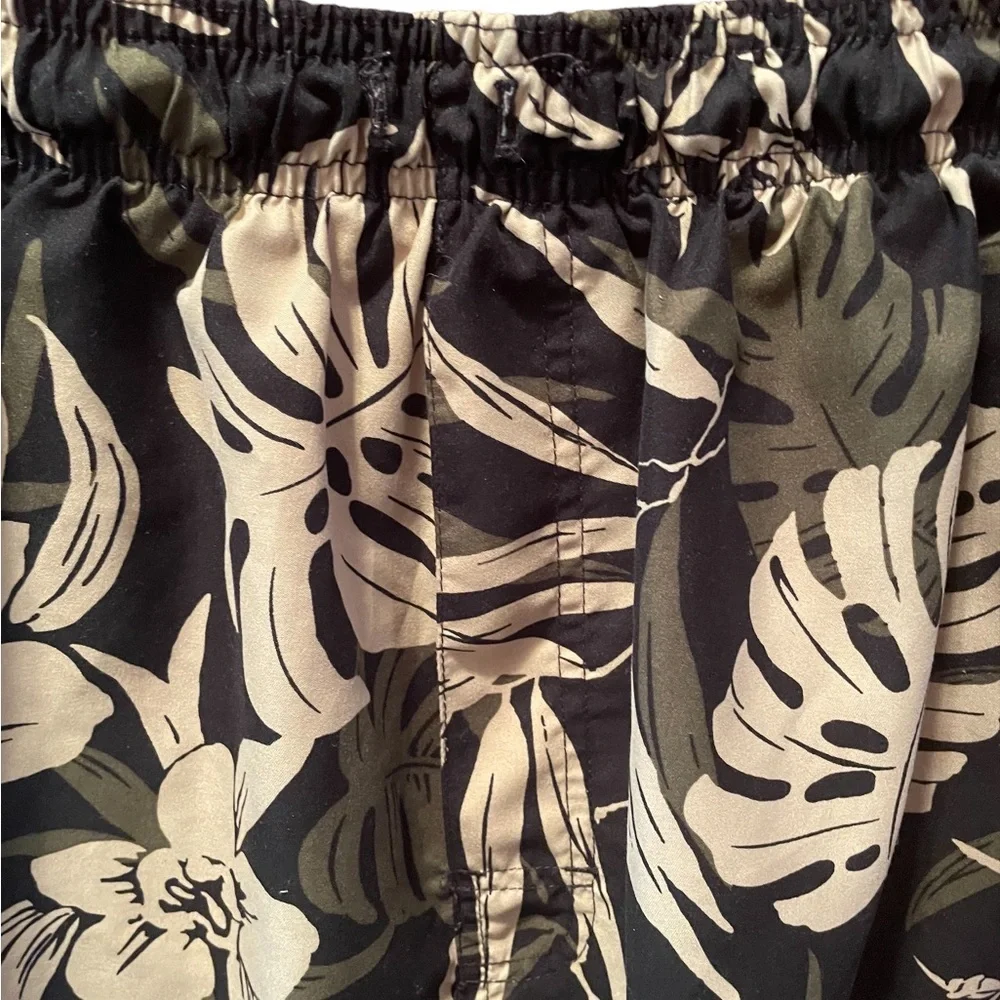 Covington Swim Trunks, green and‎ beige leaf pattern, size XL 40/42